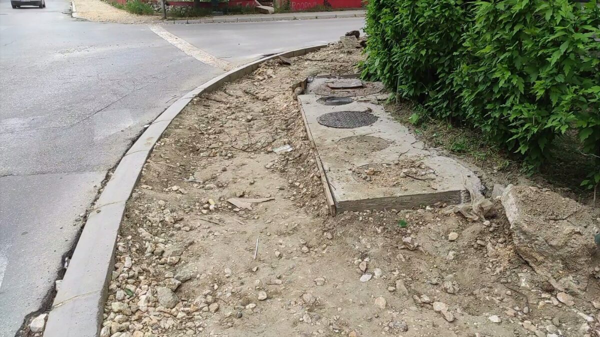 (Фото) Каде заглави реконструкцијата на тротоарите на „Владимир Комаров“, прашува СДСМ Аеродром