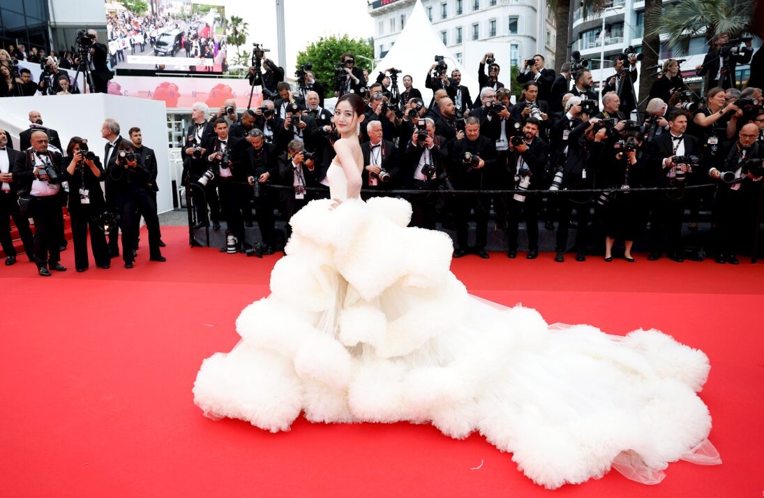(Фото) Кинеска актерка го украде шоуто во Кан, го прекрши дрес кодот