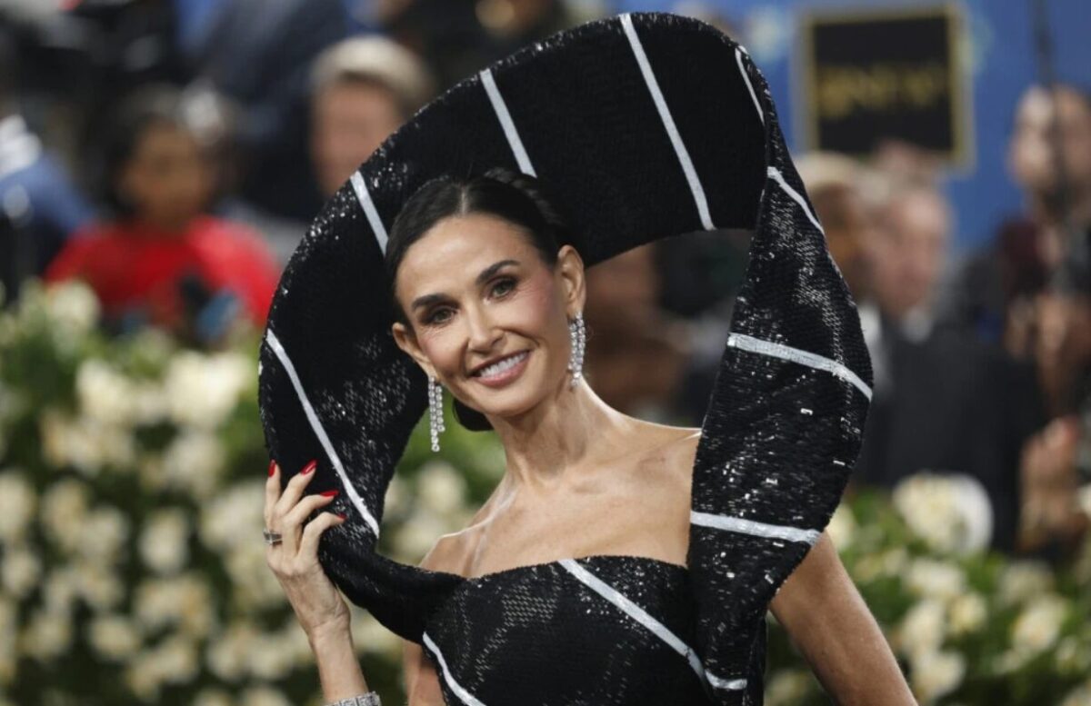 (Фото) Милион и пол монистри во фустан и полн погодок за Мет Гала, а таа како да не старее