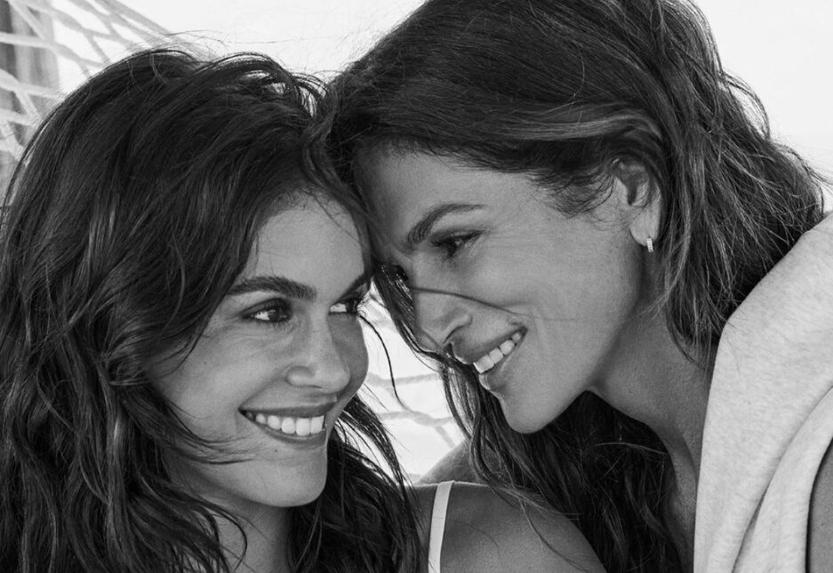 (Фото) Не се знае која е поубава - мајката или ќерката: очите не ве лажат, тие се исти