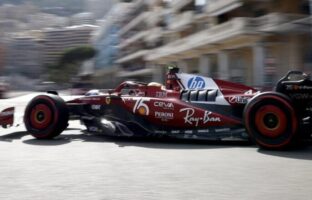 Хамилтон казнет, го попречувал Ферстапен