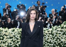 Хејли Бибер дојде на Мет Гала без Џастин, ја нарекоа „најтажната жена на вечерта“