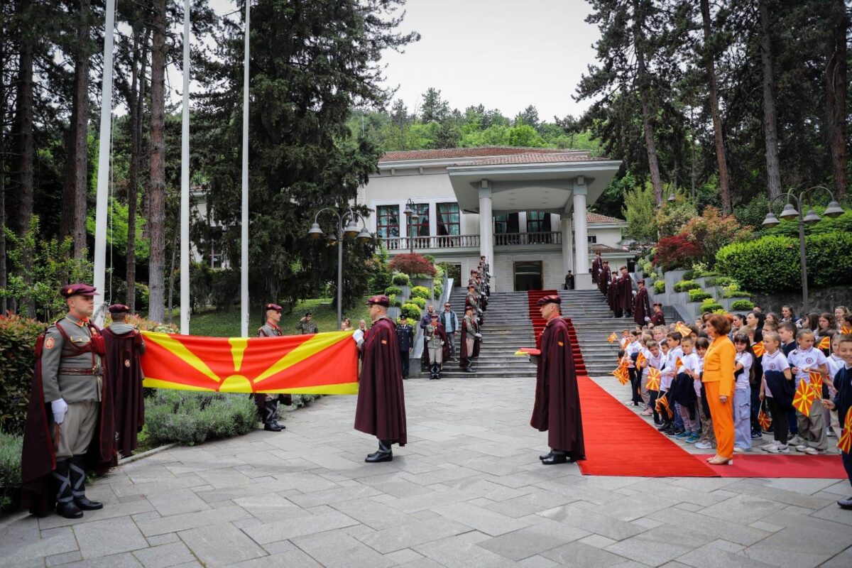 Церемонија на свечено менување на државното знаме пред претседателската вила во присуство на основци од Скопје