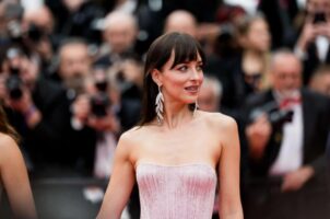 „Без зборови сум, фустанот, шминката... ова е едноставно совршенство“: Дакота Џонсон воодушеви во Кан