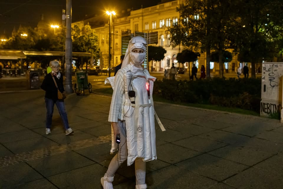 Mоќен перфероманс вечерва во центарот на Скопје, уметницата со костим со звучници од кои се слушаат воени дронови