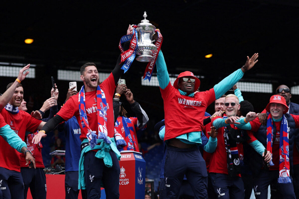 Џон Текстор ги продаде акциите во Кристал Палас