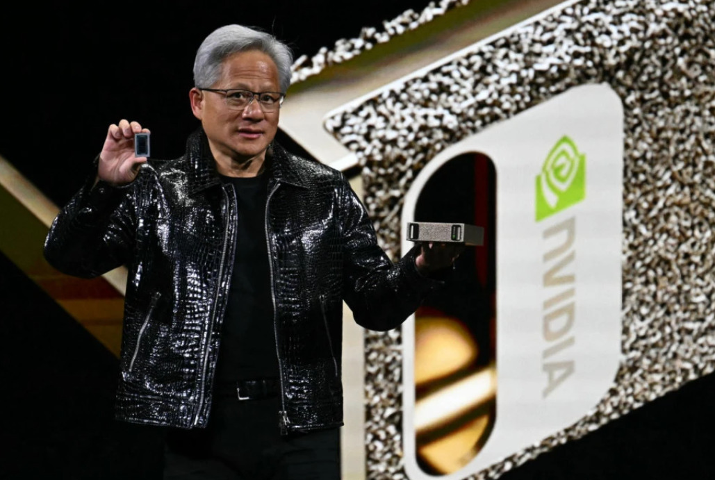 (ВИДЕО) Лудило поради шефот на Nvidia: Жените бараат автограм на градник, мажите стојат во редици