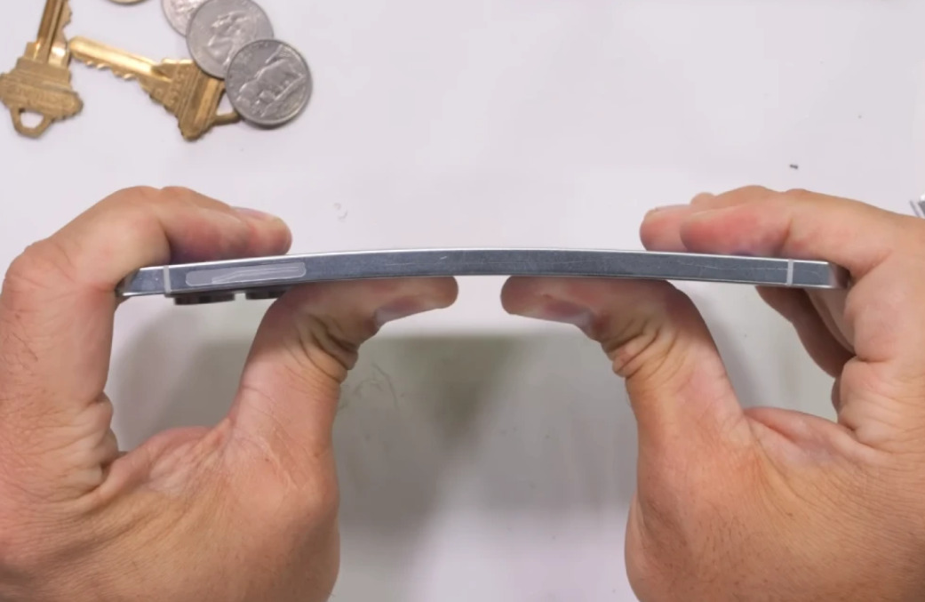 (ВИДЕО) Свиткан до крајни граници: Најтенкиот Samsung на тест за издржливост