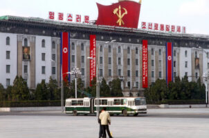 (ВИДЕО) Шверцуван телефон од Северна Кореја: Новинарите откриваат неверојатни работи