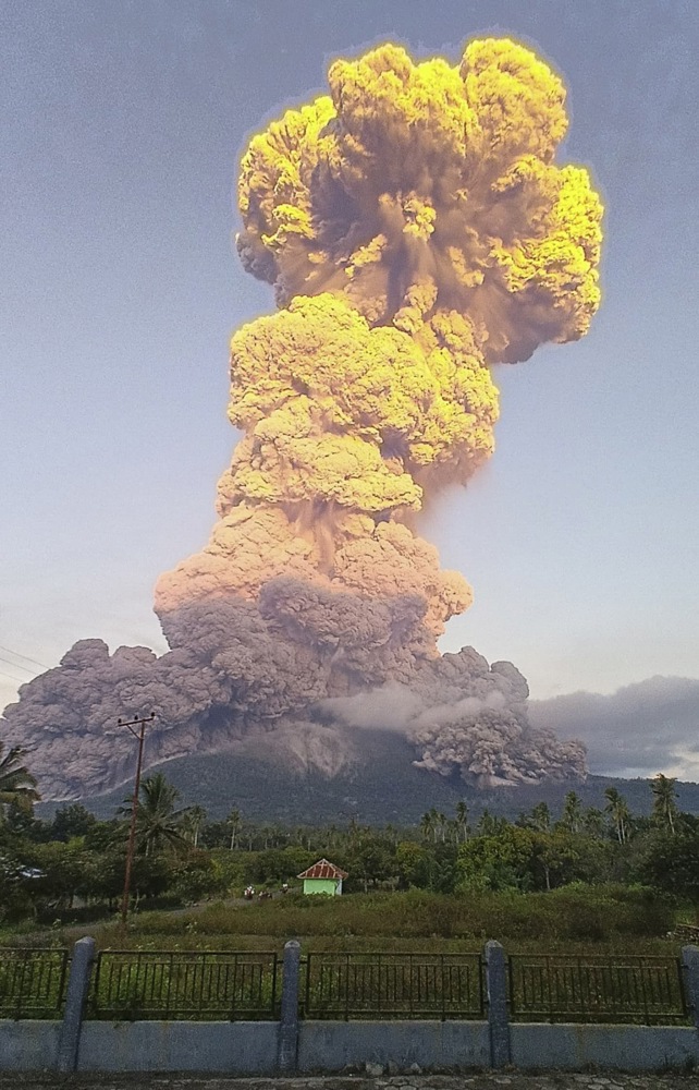 (Видео) Еруптира вулкан во Индонезија, исфрла пепел во висина од 9,5 километри