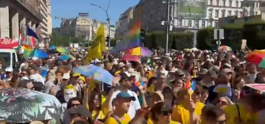 (Видео) Забраната од Орбан не ја спречи Парадата на гордоста во Будимпешта, огромен број луѓе се собраа во главниот град на Унгарија