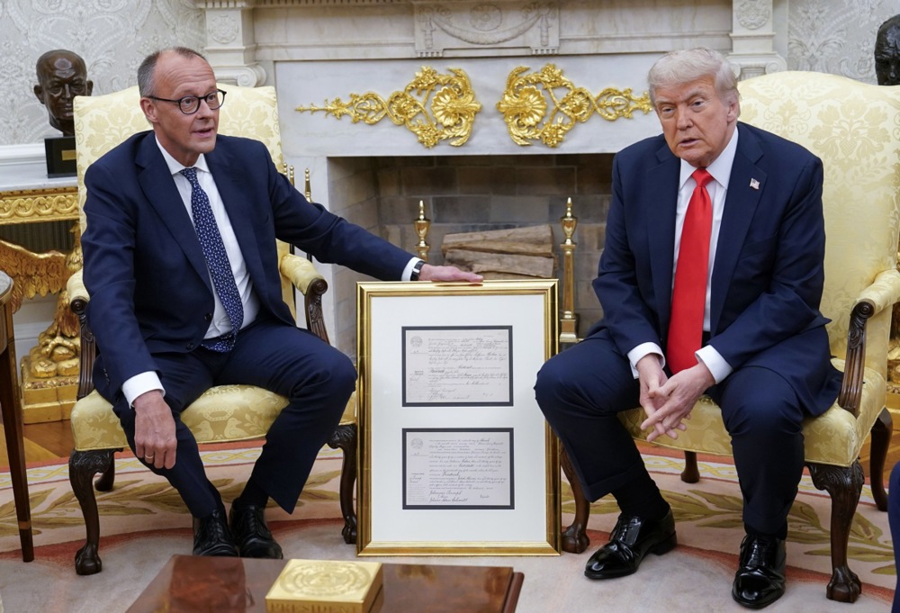 (Видео) Мерц му го даде на Трамп изводот од матичната книга на родените на неговиот дедо во Белата куќа