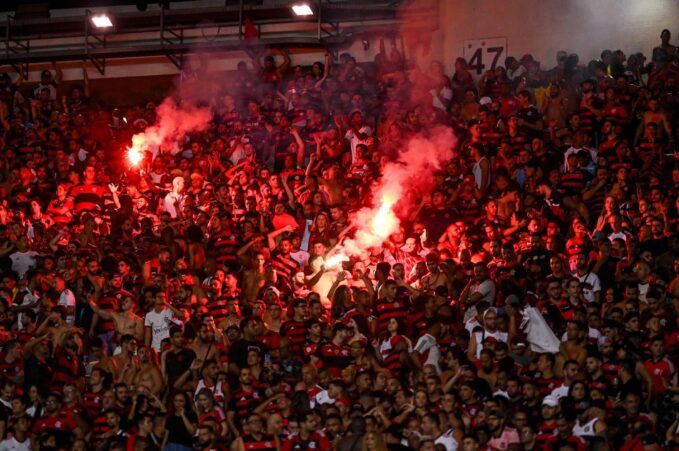 (Видео) Навивачите на Фламенго се судрија со полицијта во Рио де Жанеиро