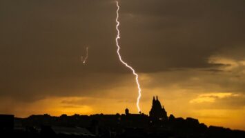 (Видео) По високите температури, силни бури ја погодија Франција: две лица загинаа