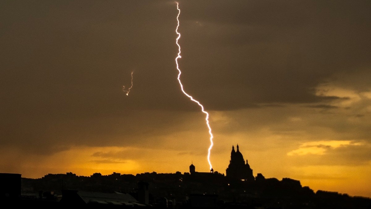 (Видео) По високите температури, силни бури ја погодија Франција: две лица загинаа