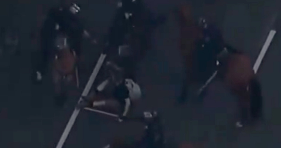 (Видео) Полицијата во Лос Анџелес претепа демонстрант, полицаец на коњ помина преку него