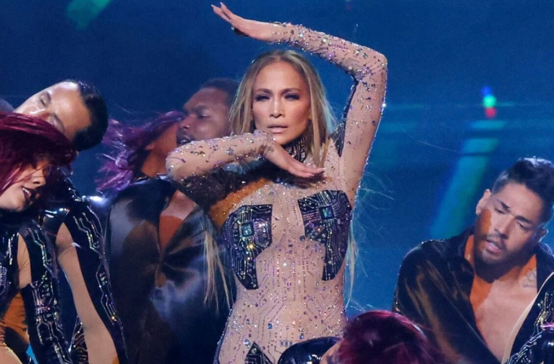 (Видео) Сè повторно запре поради нејзината жешка позадина: испрати порака „Слободна сум и среќна“