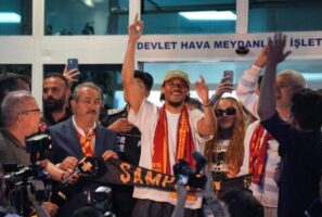 (Видео) Сане до Истанбул пречекан како филмска ѕвезда