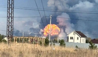 (Видео) Силен украински напад врз Москва: гори фабрика, затворени се аеродроми