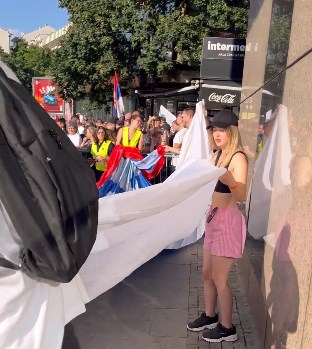 (Видео) Студентите на протестот во Белград ќе развеат знаме „какво што не се очекува“