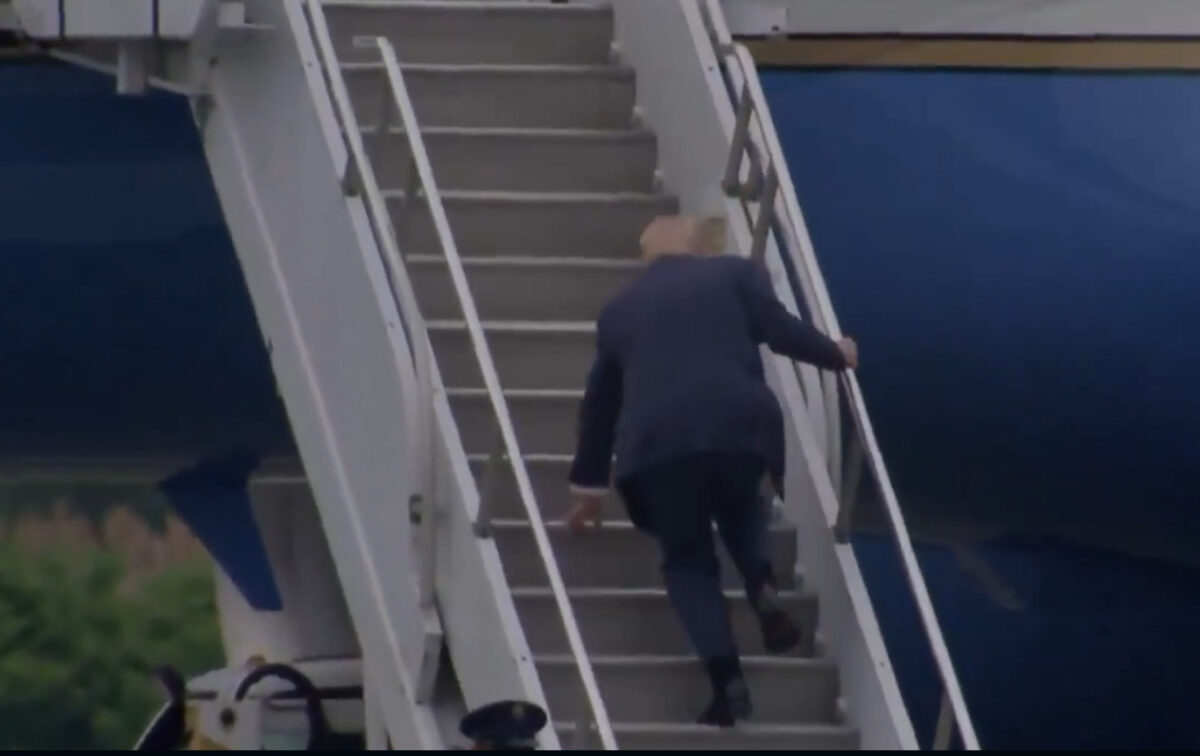 (Видео) Трамп се сопна по скали на авион – претходно му се исмеваше на Бајден за тоа
