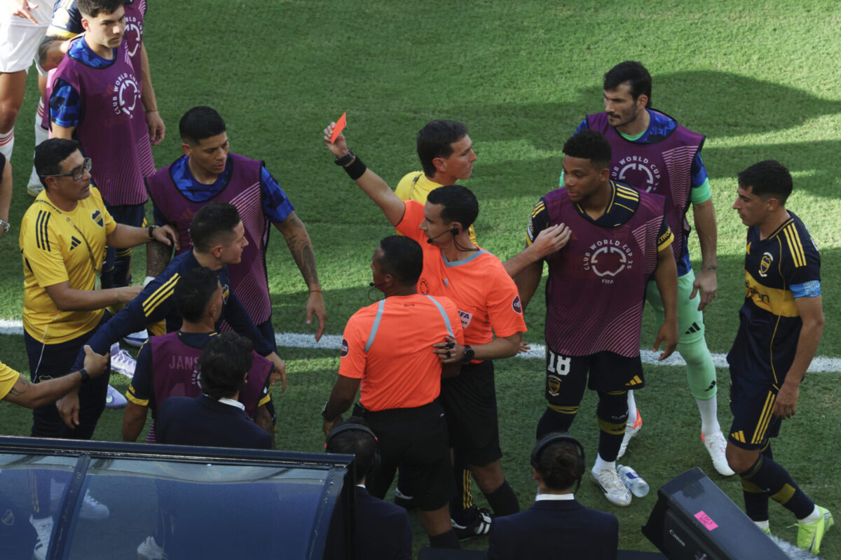 (Видео) ФИФА им изрече жестоки казни на играчите на Бока