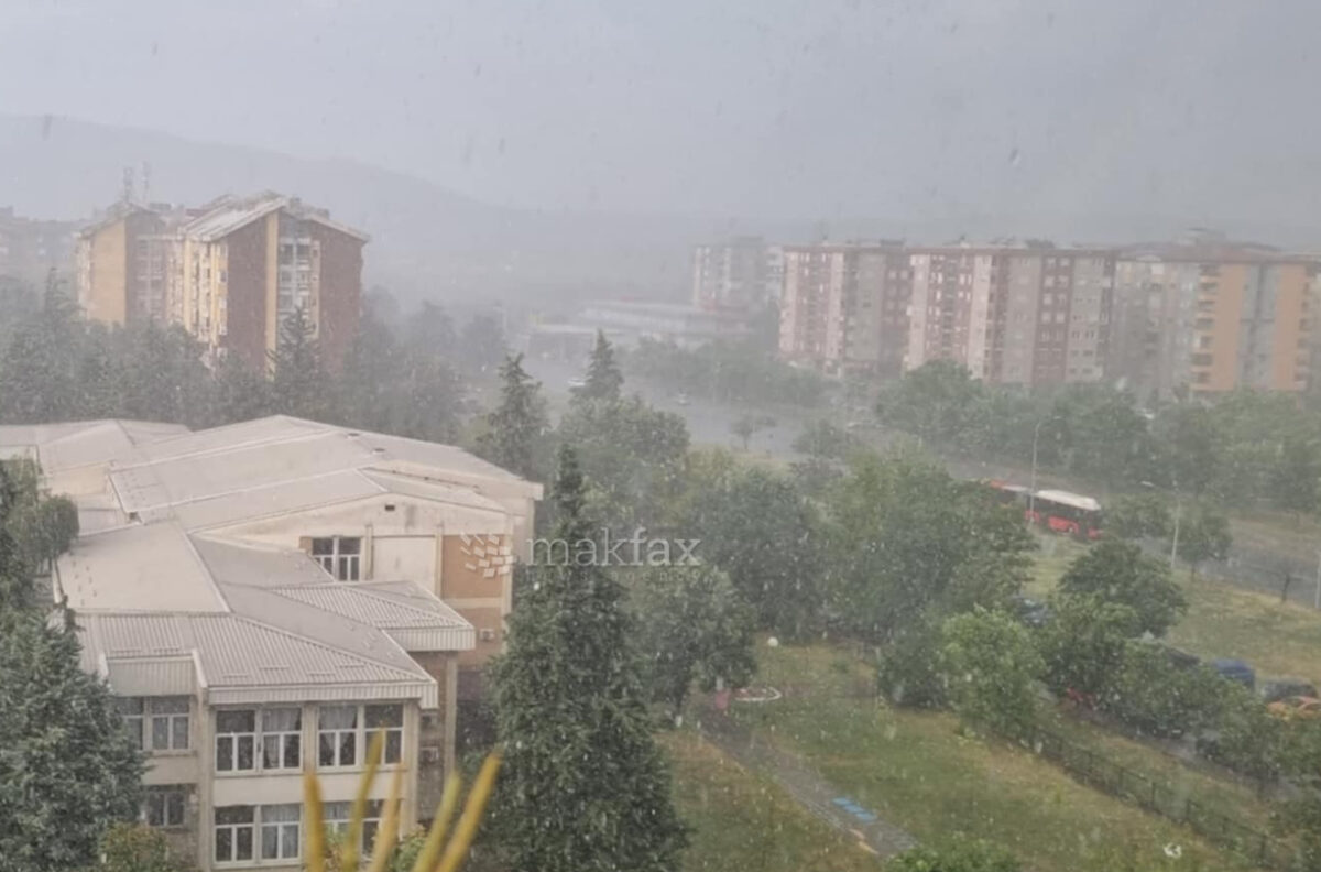 Грмотевици и дожд попладнево во Скопје, се апелира да не се престојува на отворен простор и под осамени дрвја