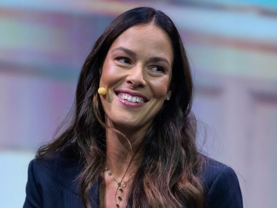 Додека Швајнштајгер ги полни насловните страници поради својата нова љубов, Ана Ивановиќ работи напорно