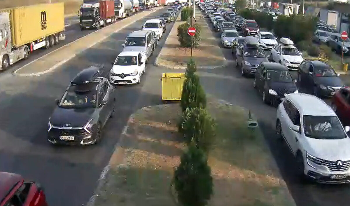 На Богородица се чека околу 30 минути на македонска страна