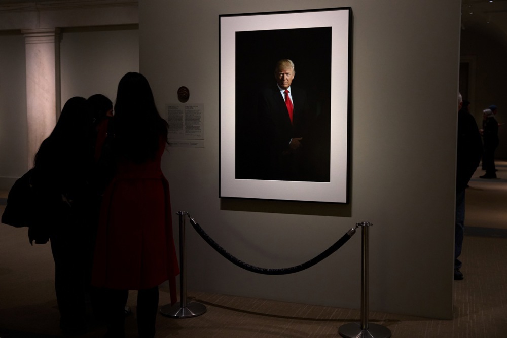 Објавен нов официјален портрет на Трамп: сериозен изглед и црна заднина