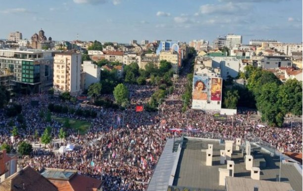 Плоштадот Славија во Белград се преполни, реки луѓе доаѓаат од сите страни на видовденски протест