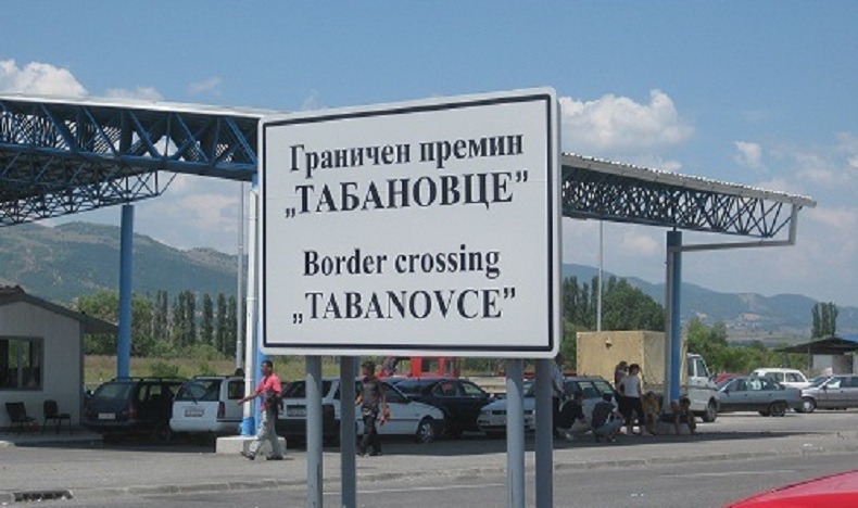 По половина час се чека на граничните премини Табановце и Богородица