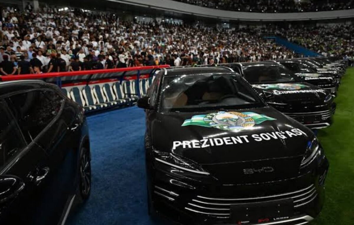 Претседателот на Узбекистан ги почасти фудбалерите со нови автомобили