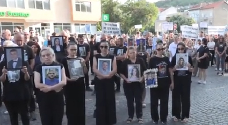 Родители и блиски на жртвите во Кочани бараат Обвинителството да објасни кој е обвинет, а кој ослободен