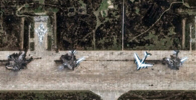 Руски функционер: Воените авиони беа оштетени, но не и уништени во украинскиот напад