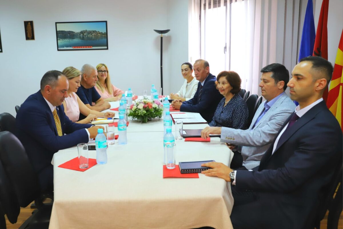 Сиљановска-Давкова на средба со претставници на Македонците во Албанија: Обврзани сме да помагаме во решавање на проблемите