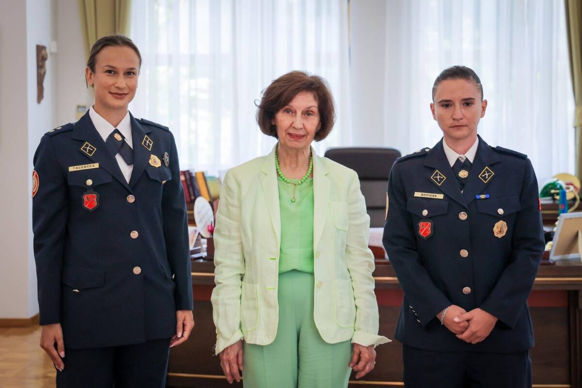 Сиљановска-Давкова прими припаднички на Армијата кои успешно завршија обука во САД