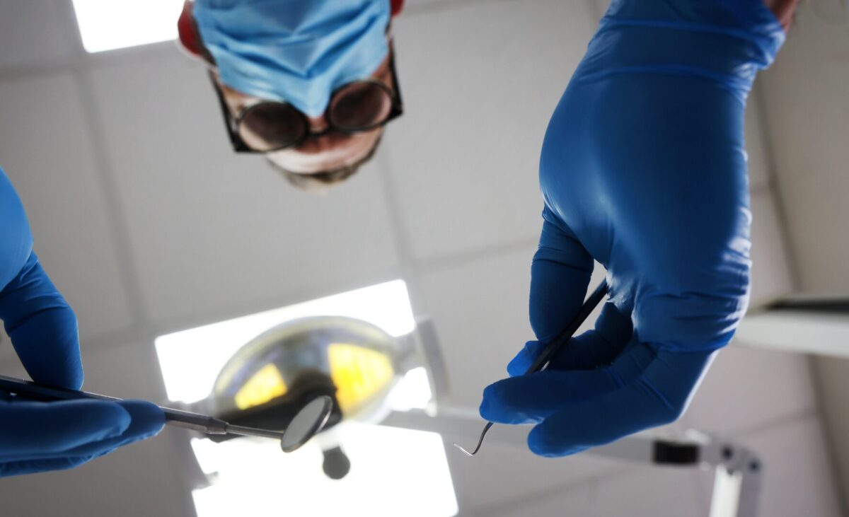 Со знаење стекнато преку Интернет лажен стоматолог си отворил ординација и вадел и поправал заби