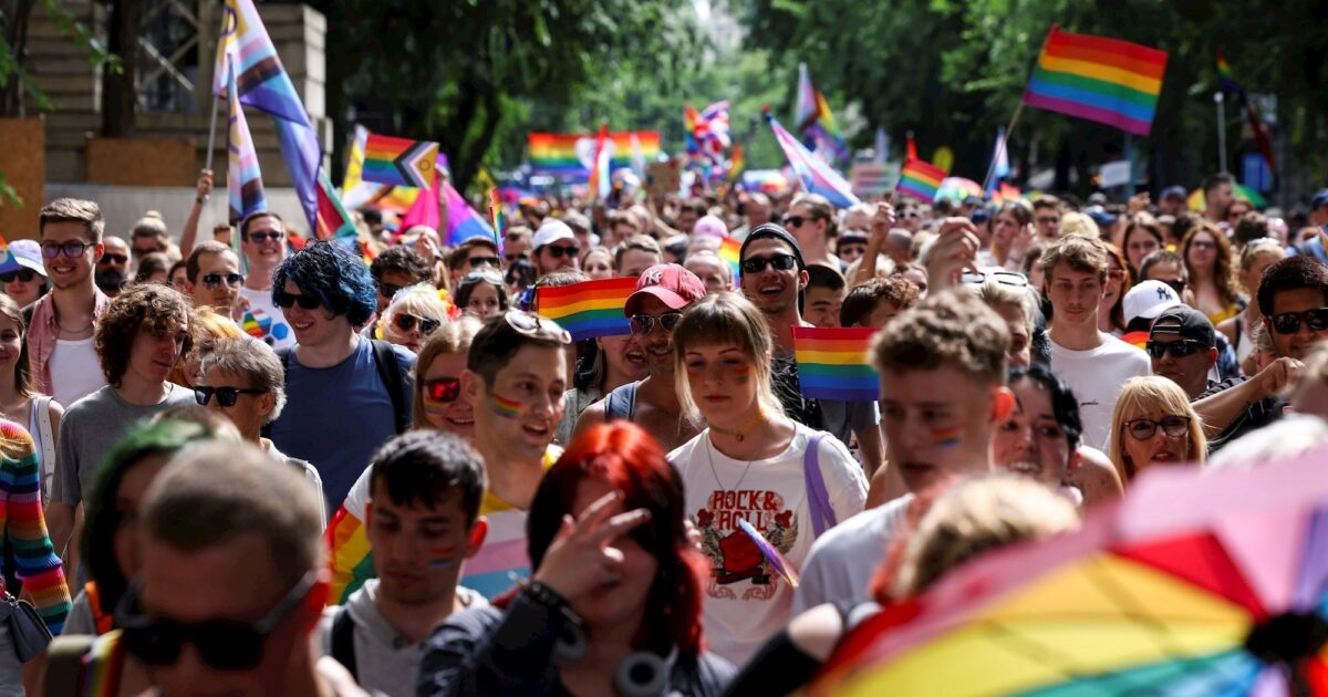 Фон дер Лајен: Ја повикувам унгарската влада да ја отфрли забраната за „Парадата на гордоста“
