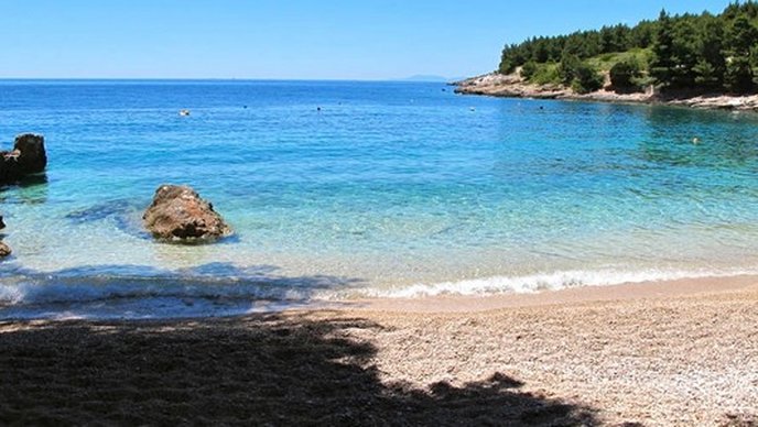 (Фото) Поскапо отколку на Ибица: лежалка на Јадранското море чини 1.300 евра на ден