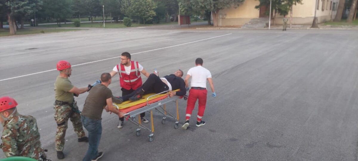 (Фото) Успешна евакуација на повредено лице со хеликоптер на Армијата