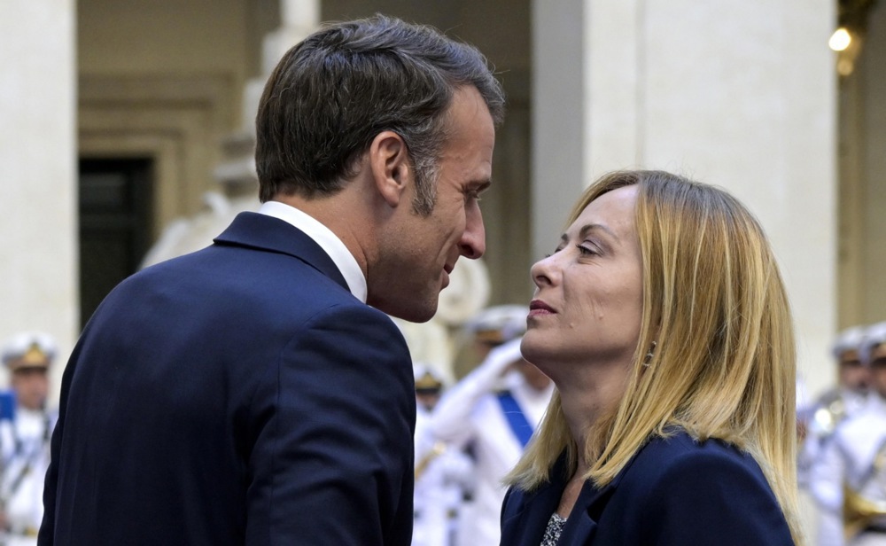 Фотографиите од Макрон и Мелони во Рим се хит на интернет