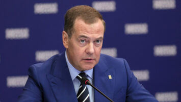 „Ќе кренеме сè во воздух“: Медведев со предупредување до Киев по нападот со беспилотни летала