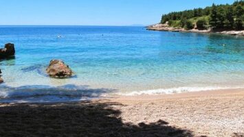 12-годишно девојче се удави во Јадранското море: нуркала со своите врсници и била единствената што не излегла на површина, ја барале со часови