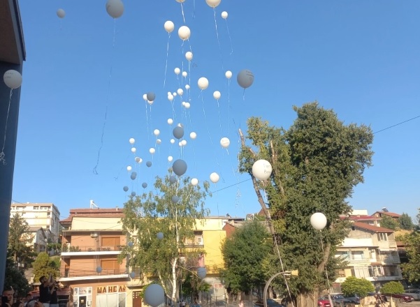 62 балони летнаа кон небото во знак на сеќавање и почит кон загинатите во пожарот во „Пулс“