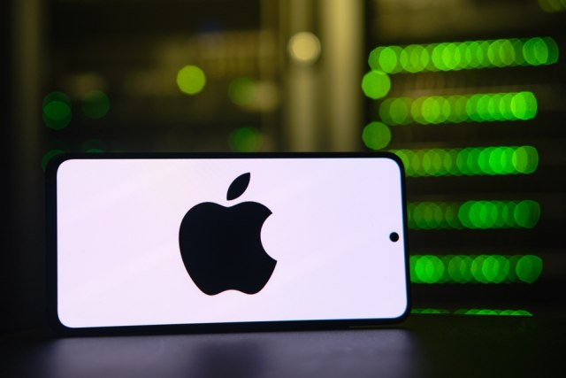 Apple бара друг судија