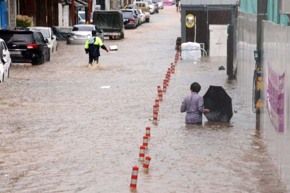 Јужна Кореја под вода: стотици училишта оштетени, илјадници евакуирани