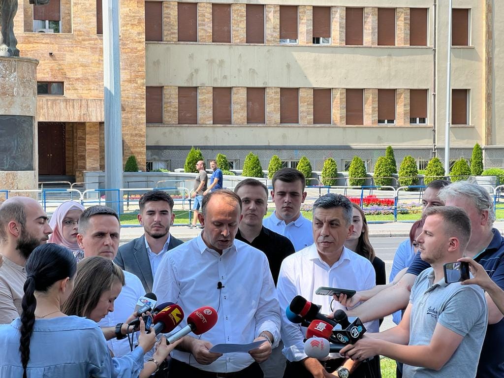 Алијанса за Албанците: Политичката групација „ФЛЕН“, потоната во конфузија и зафатена од политичка апатија