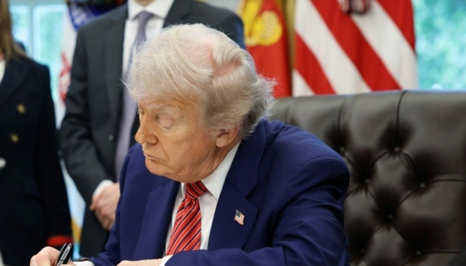 Американски сенатор: Трамп планира да воведе стопроцентни царини за земјите што купуваат руска нафта