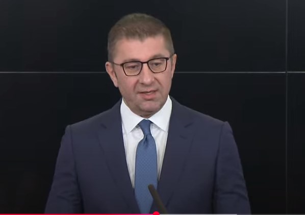 Бришењето на македонскиот јазик и идентитет од извештајот е подеднакво лошо за нас како да стоеше модерен, вели Мицкоски